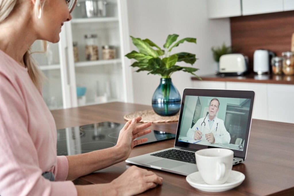 Médecin québécois en télémédecine