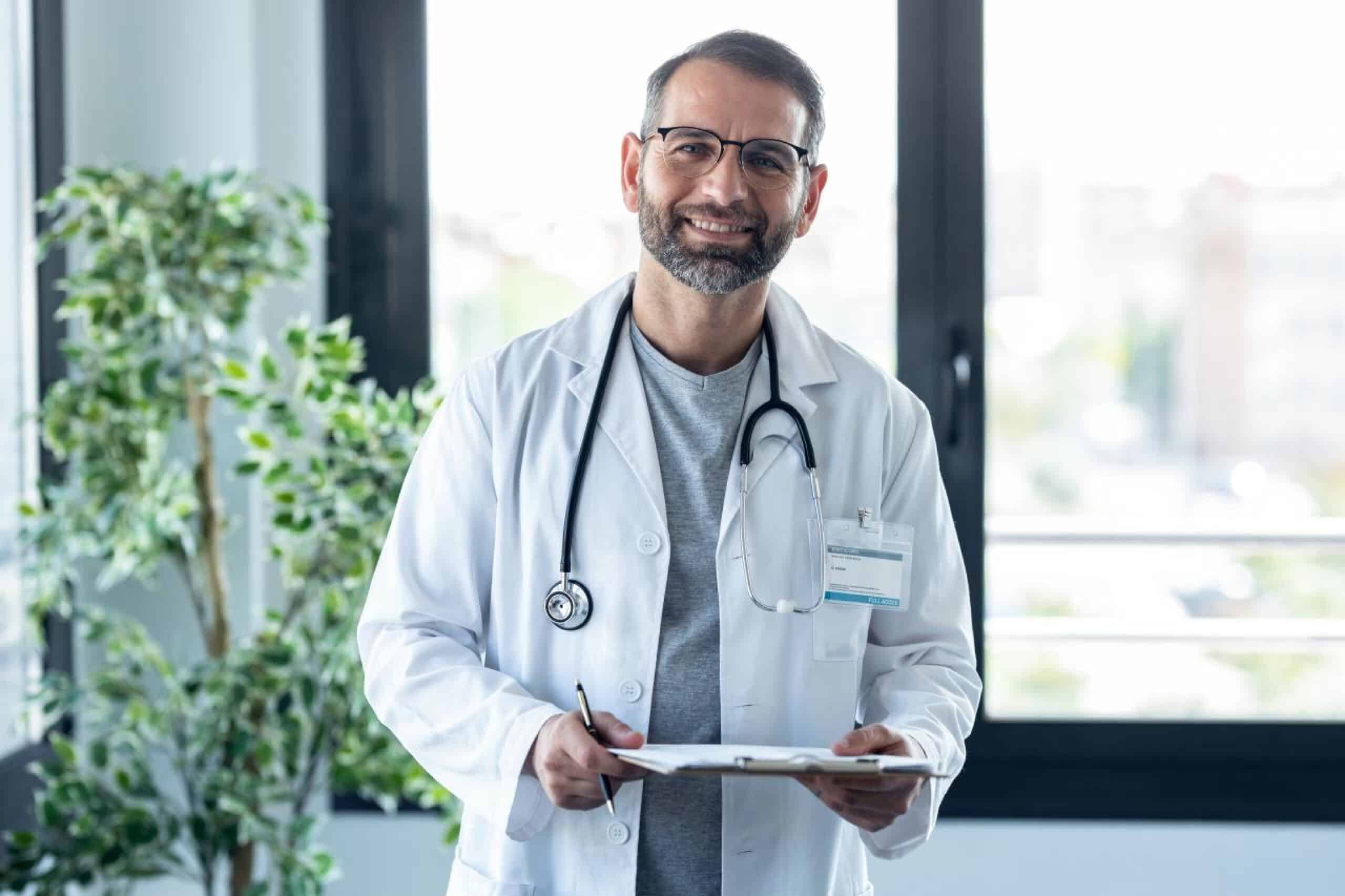 Médecin souriant disponible pour des consultations en ligne au Québec — Virtuel MD