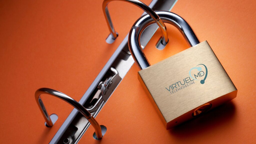 Photographie en gros plan d'un classeur médical orange sécurisé par un cadenas en laiton marqué du logo Virtuel MD Télémédecine, symbolisant la confidentialité des dossiers de santé au Québec